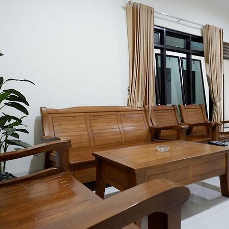 RedDoorz near Living Plaza Purwokerto Hotel Buitenkant foto
