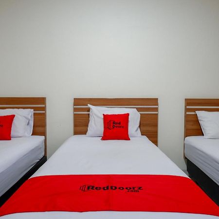 RedDoorz near Living Plaza Purwokerto Hotel Buitenkant foto