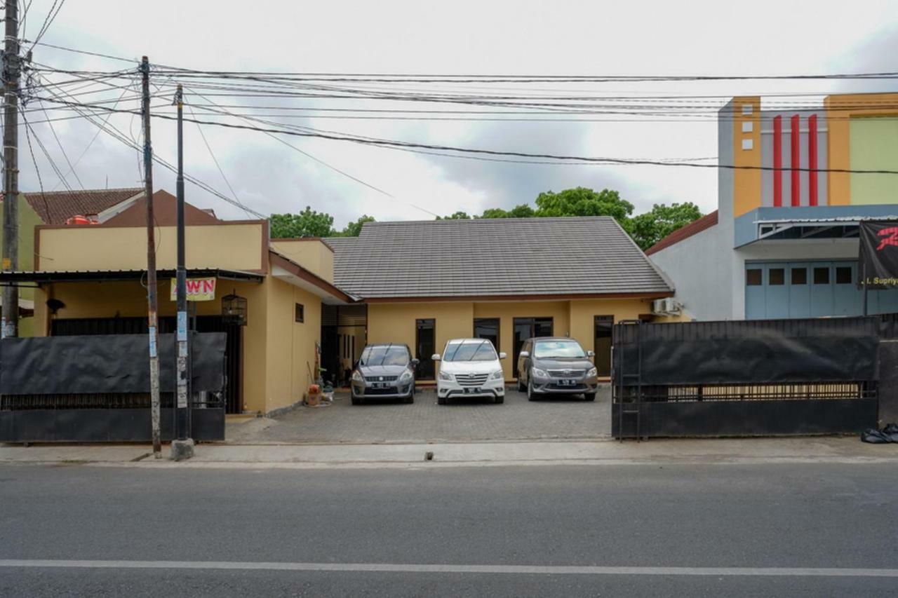RedDoorz near Living Plaza Purwokerto Hotel Buitenkant foto