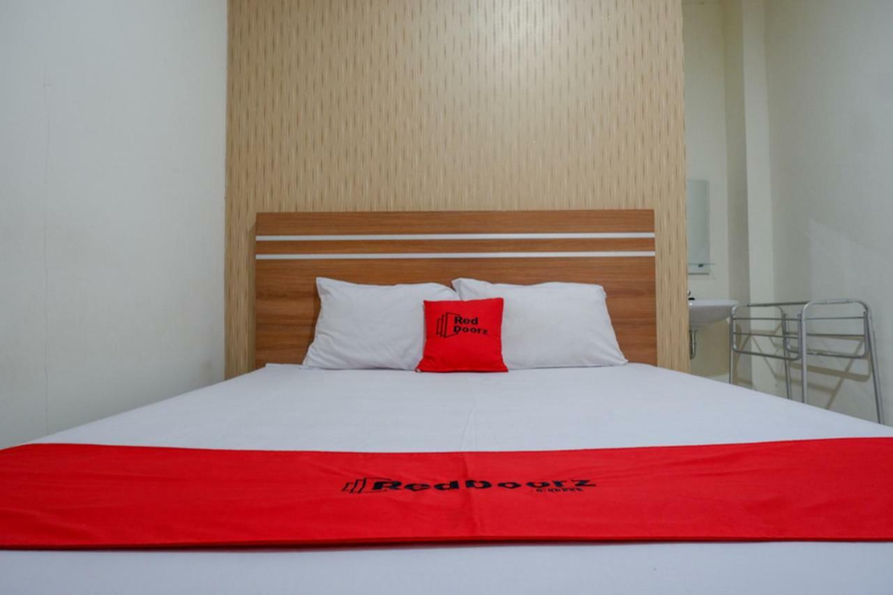 RedDoorz near Living Plaza Purwokerto Hotel Buitenkant foto