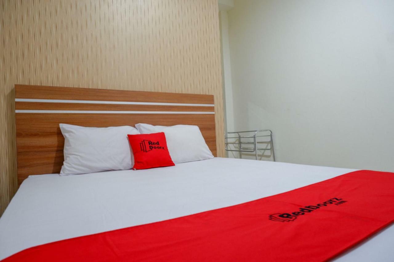 RedDoorz near Living Plaza Purwokerto Hotel Buitenkant foto