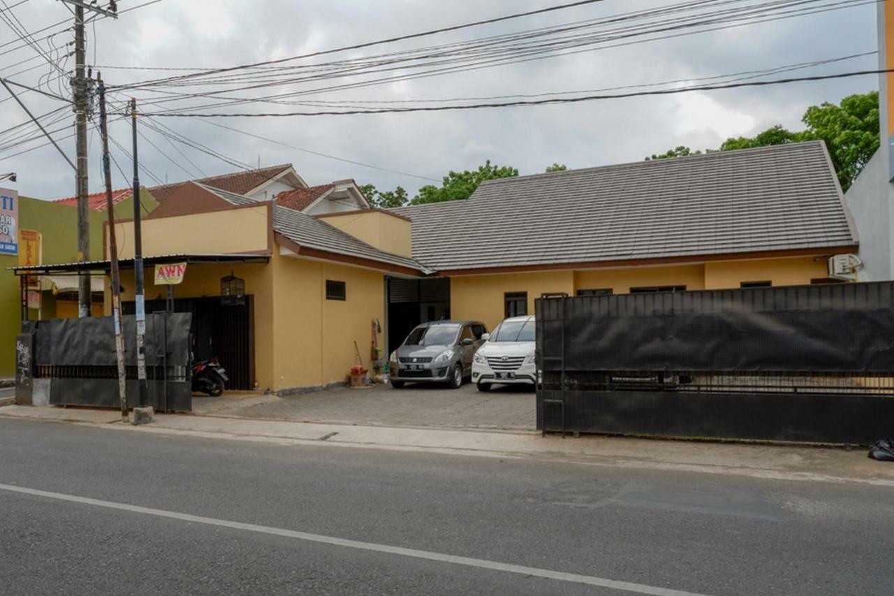 RedDoorz near Living Plaza Purwokerto Hotel Buitenkant foto