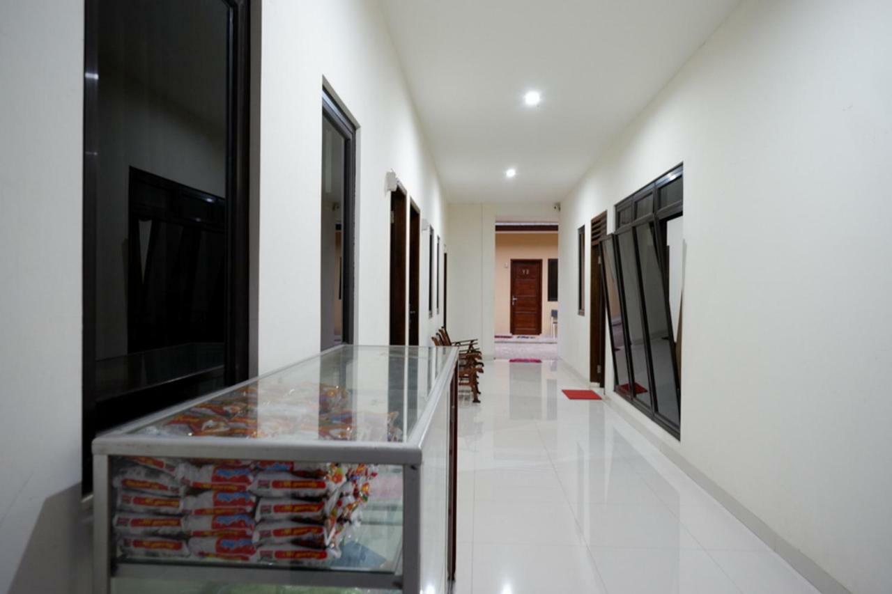 RedDoorz near Living Plaza Purwokerto Hotel Buitenkant foto