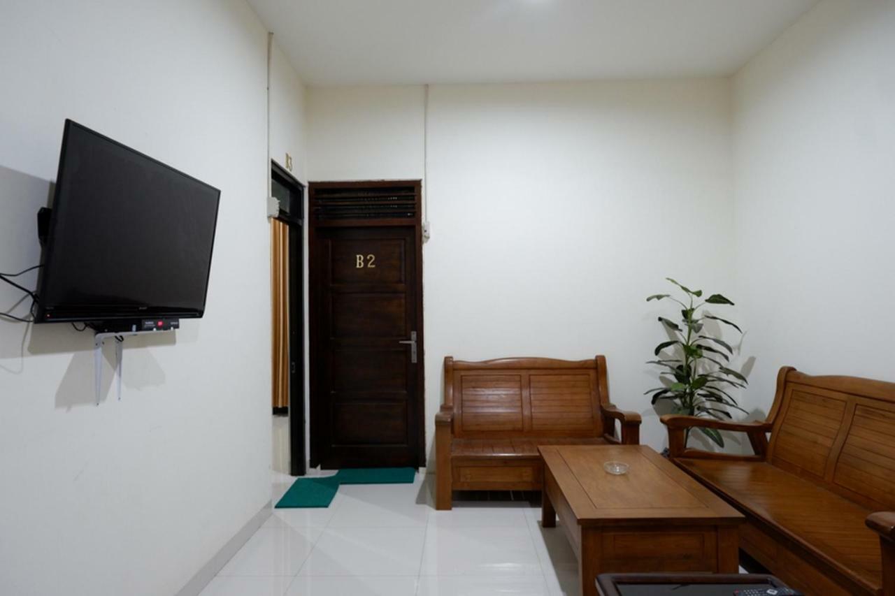 RedDoorz near Living Plaza Purwokerto Hotel Buitenkant foto