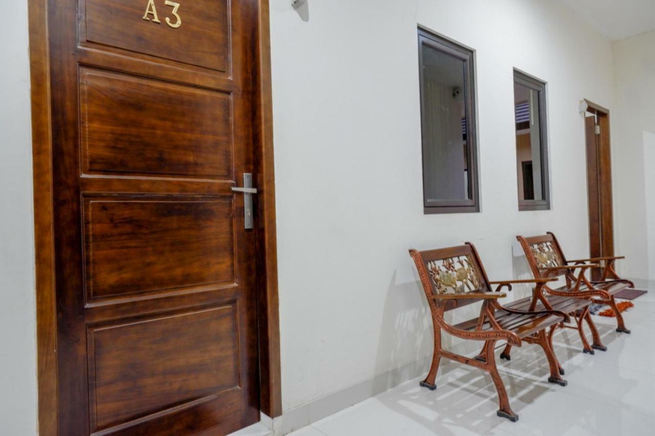 RedDoorz near Living Plaza Purwokerto Hotel Buitenkant foto