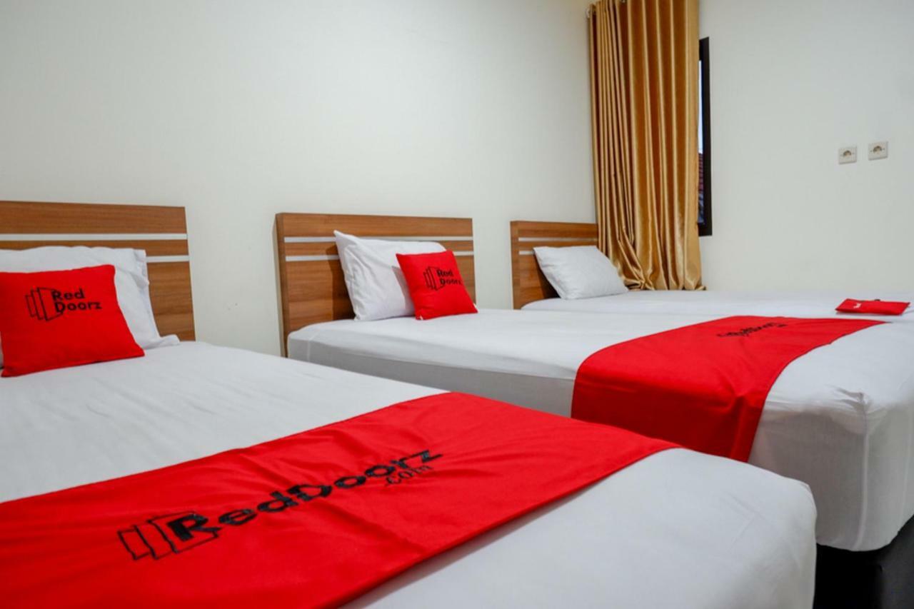 RedDoorz near Living Plaza Purwokerto Hotel Buitenkant foto