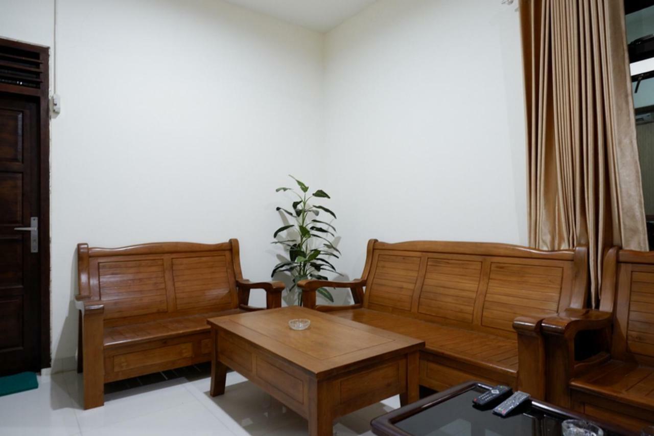 RedDoorz near Living Plaza Purwokerto Hotel Buitenkant foto