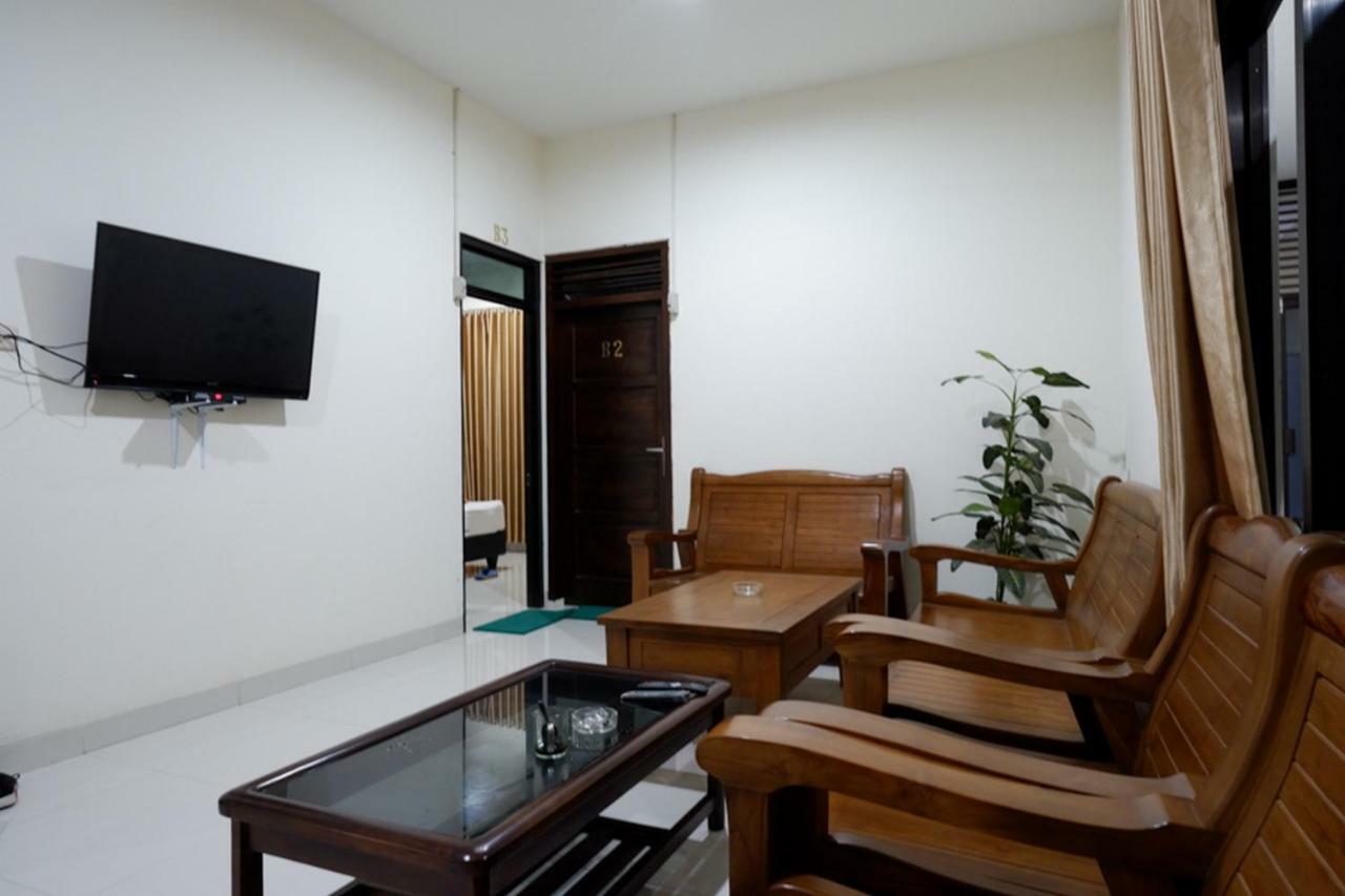 RedDoorz near Living Plaza Purwokerto Hotel Buitenkant foto