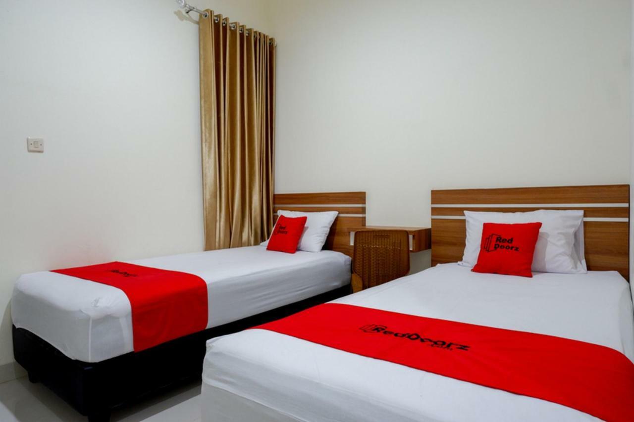 RedDoorz near Living Plaza Purwokerto Hotel Buitenkant foto