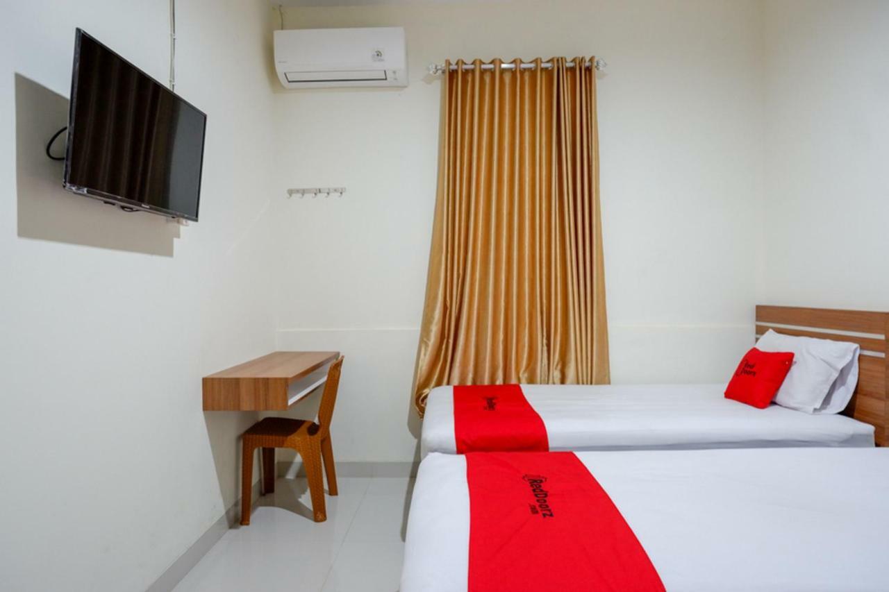 RedDoorz near Living Plaza Purwokerto Hotel Buitenkant foto