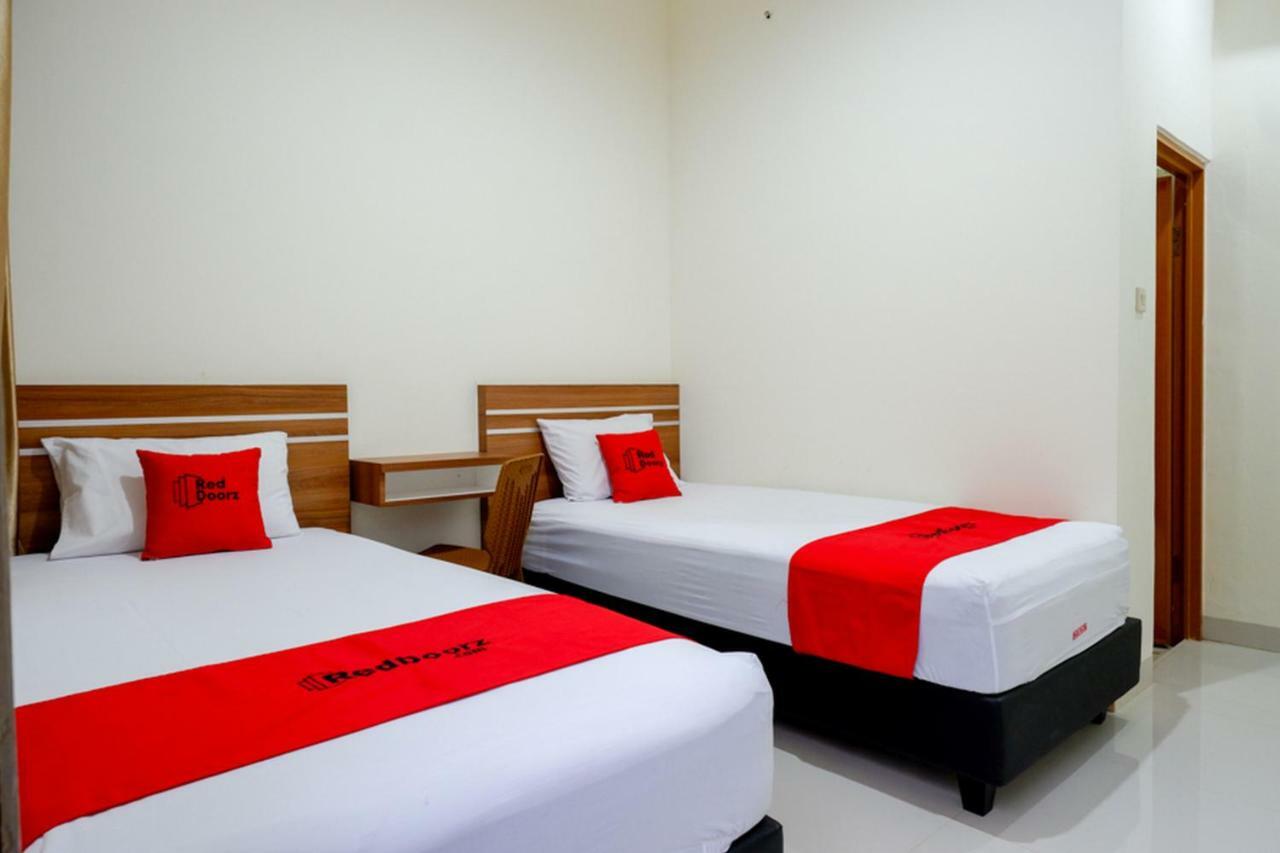 RedDoorz near Living Plaza Purwokerto Hotel Buitenkant foto