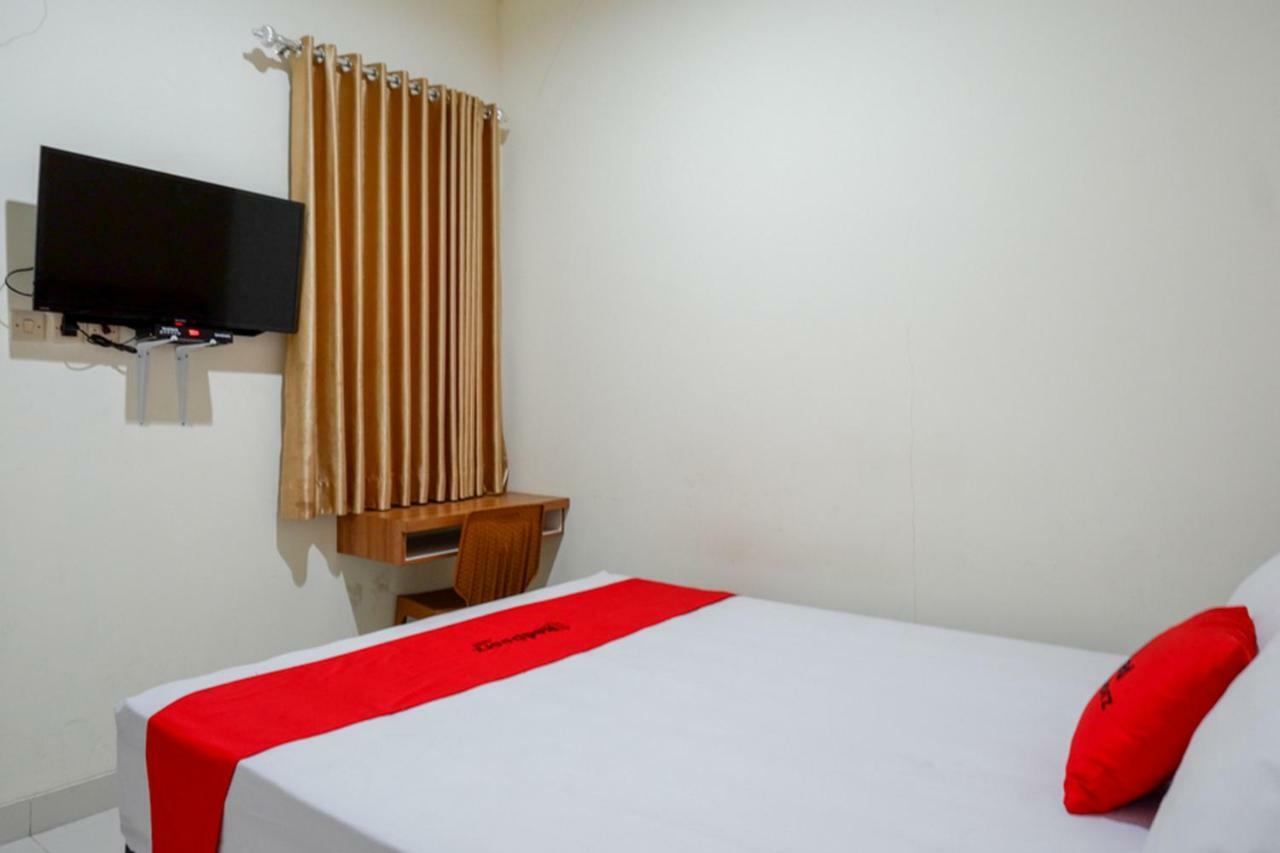 RedDoorz near Living Plaza Purwokerto Hotel Buitenkant foto