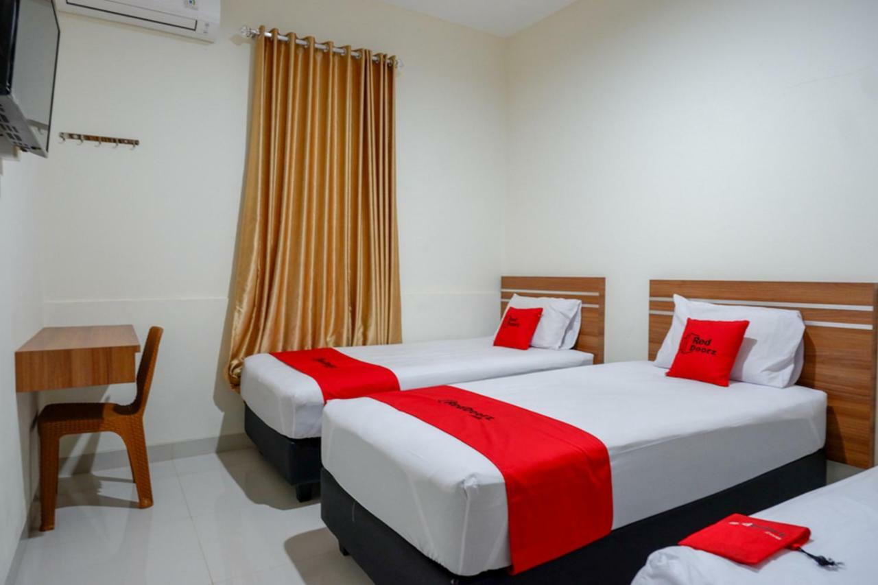 RedDoorz near Living Plaza Purwokerto Hotel Buitenkant foto