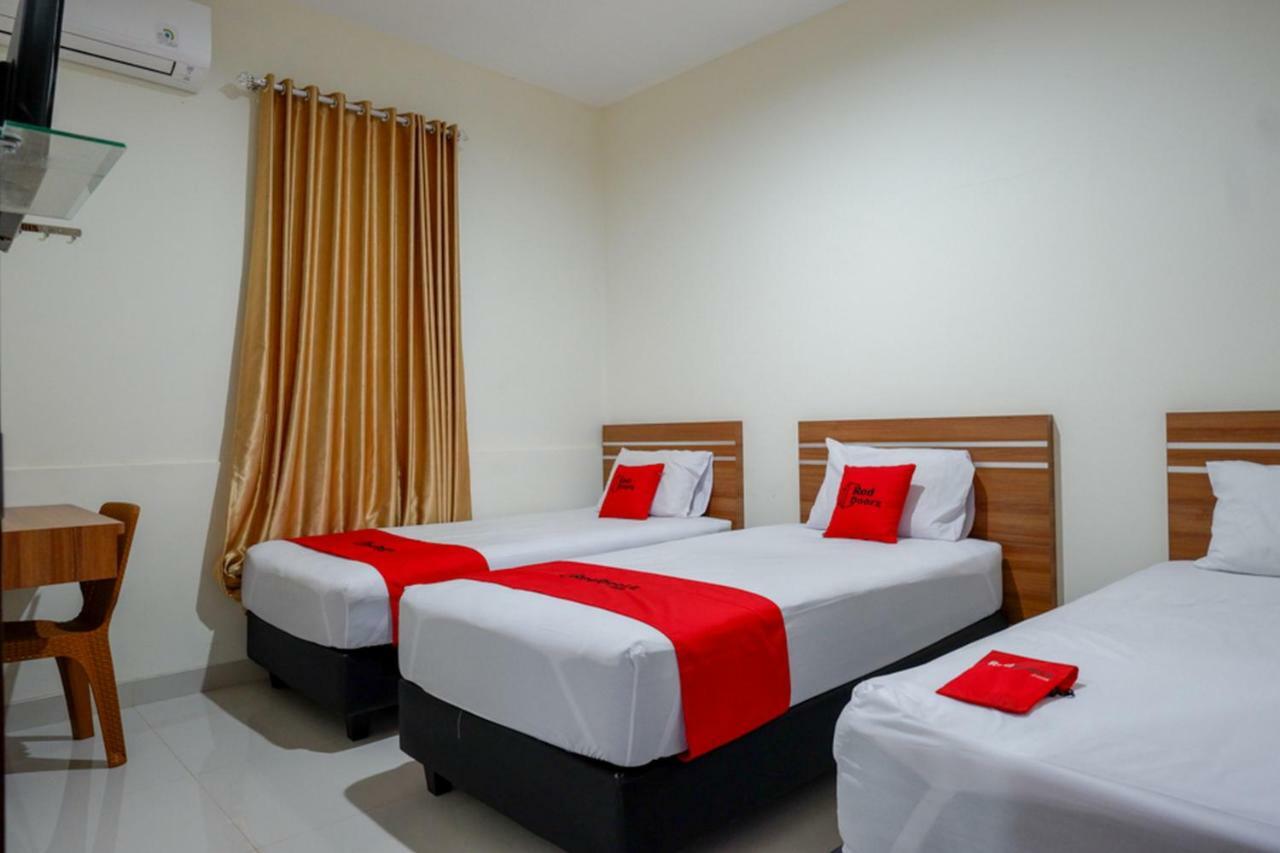 RedDoorz near Living Plaza Purwokerto Hotel Buitenkant foto